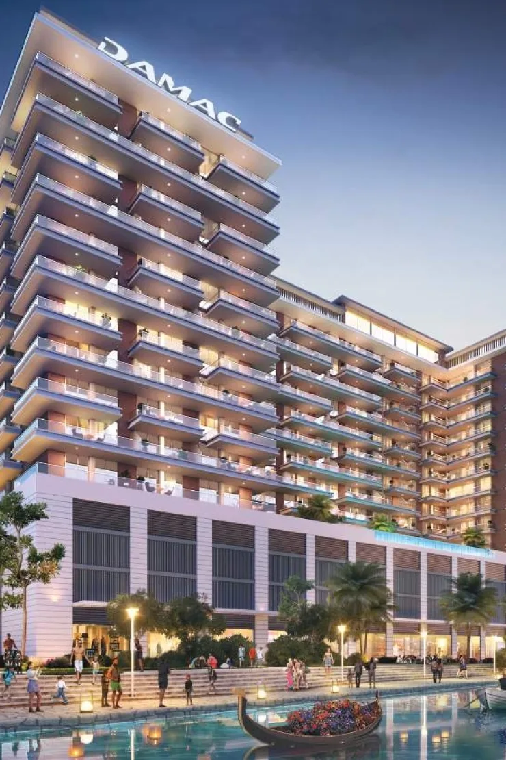 Project picture: Capri 1. Tower with podium and lagoon at dusk