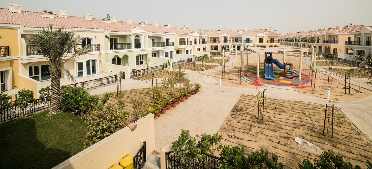Townhouse rows around a courtyard playground