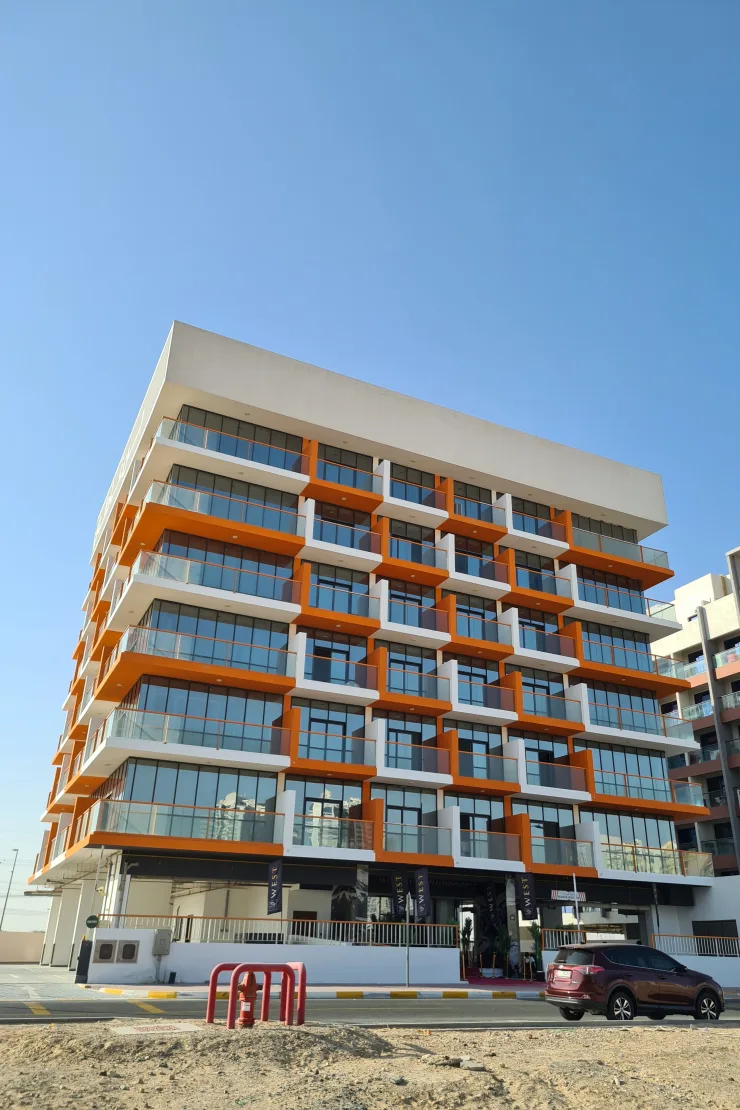 outside full height, corner view