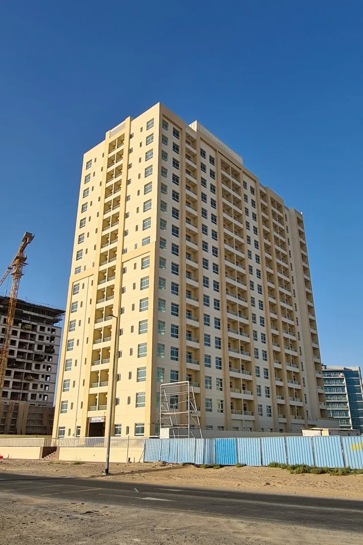 outside, full height; page lead image, file is named for the Etlala Residence project so could be either block (740x1110 portrait)