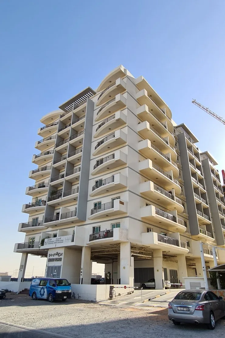 outside full height, corner view