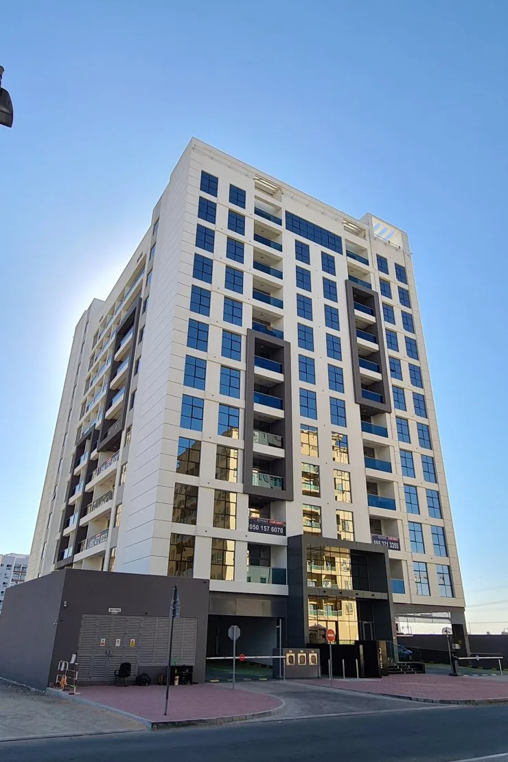 outside full height, corner view