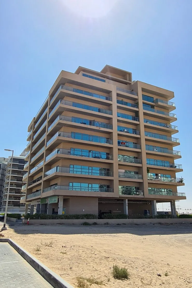outside full height, corner view