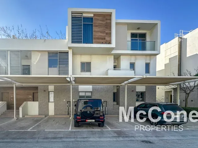 Project picture: The Pulse Residence Plaza. Townhouse exterior with covered parking, full height