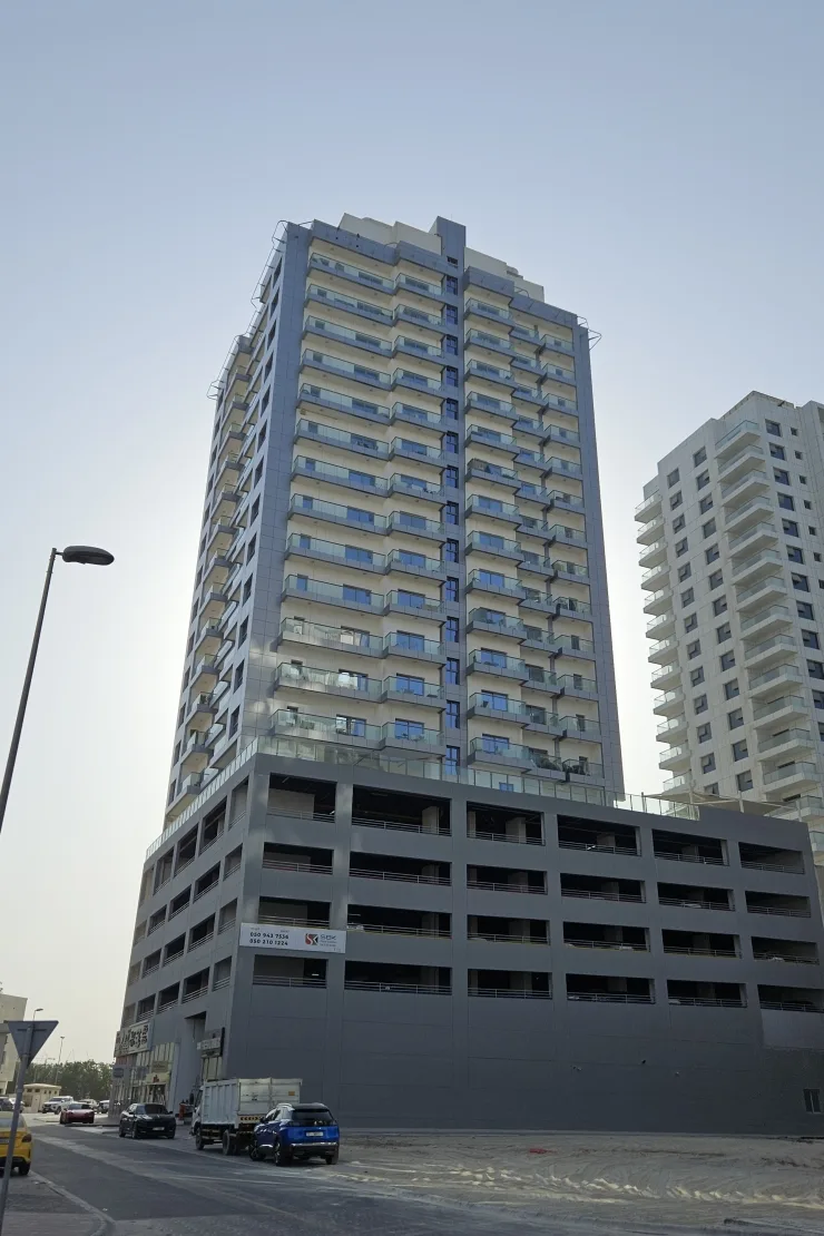 Tower with podium and shopfronts at street level