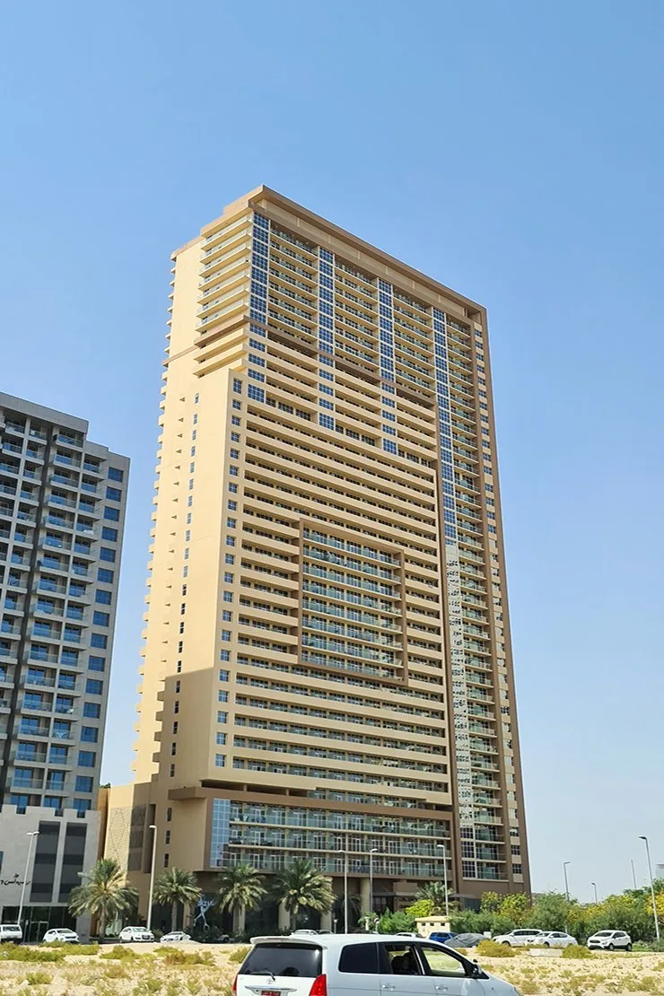Beige tower seen from ground to crown