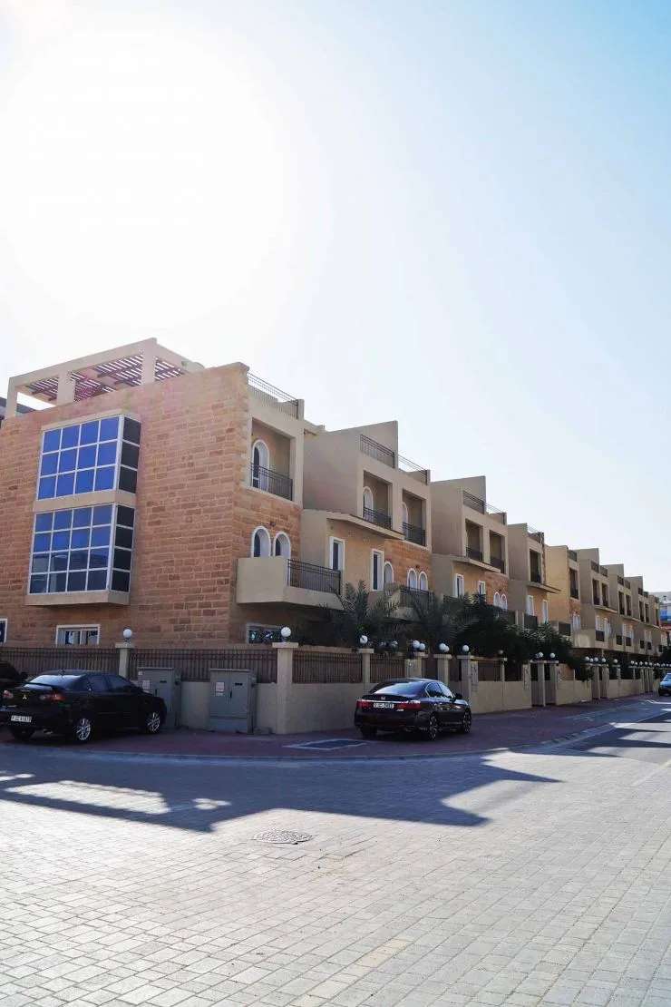 Corner townhouse block with glazed bay and roof pergola