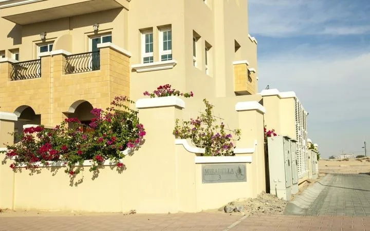 Entrance wall with Mirabella 3 nameplate