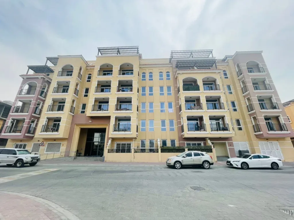 Front facade with entrance, full height, five storeys