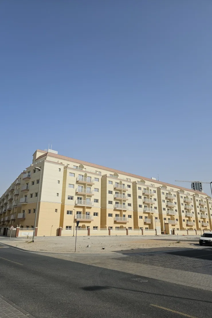 Long five-storey beige block with balconies, full height