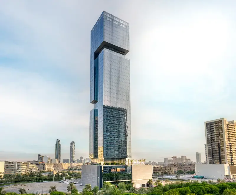 Full tower from podium to crown, daylight