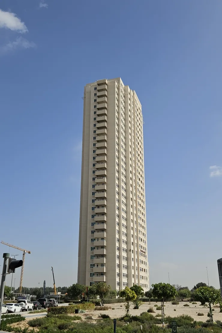 outside, full height, narrow side (740x1110 portrait)