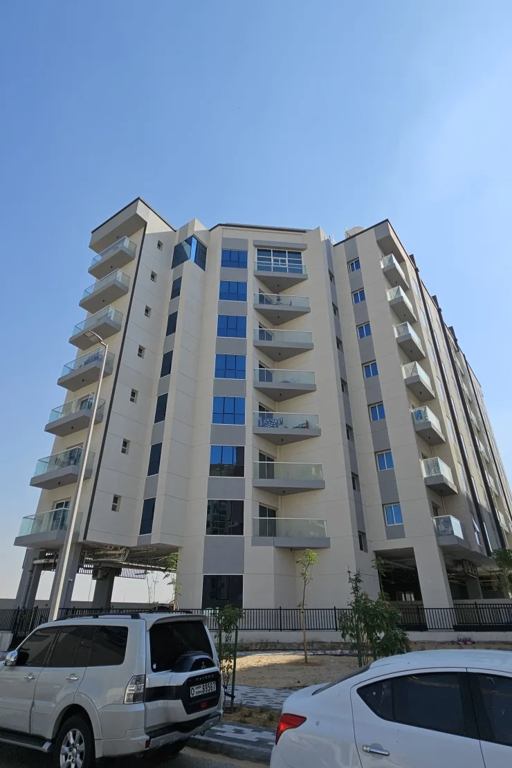 Exterior corner view (740x1110)